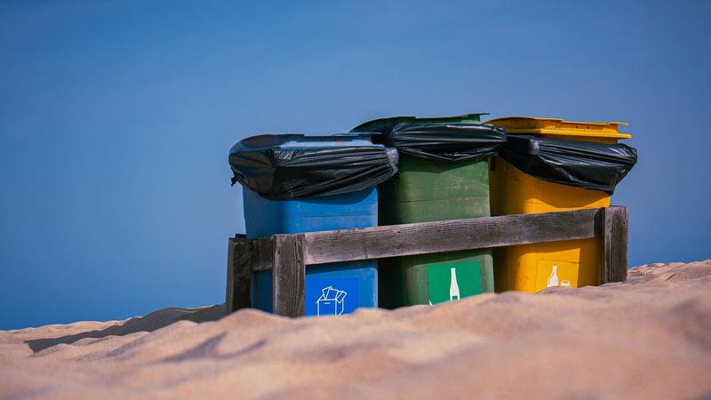 Welche Strategien nutzen Länder zur Bekämpfung von Plastikmüll?